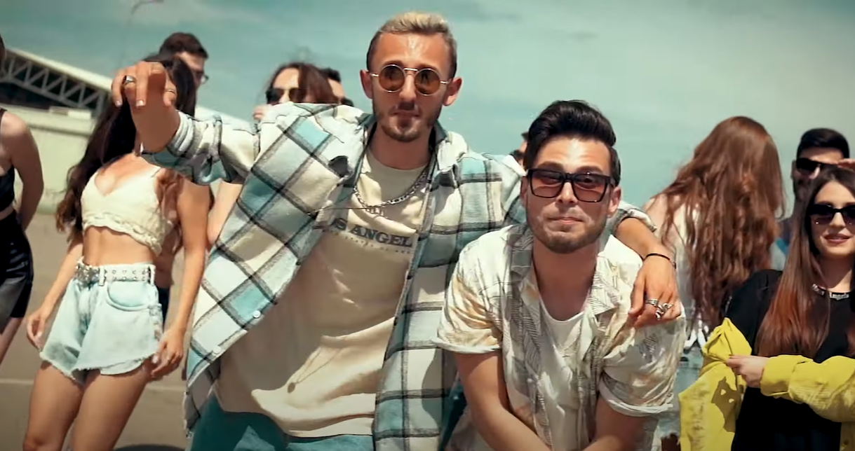 Băieții de la mare dau muzica „Tare, tare”! P.E.I.U și Rian Cult fac rezumatul verii într-un nou videoclip