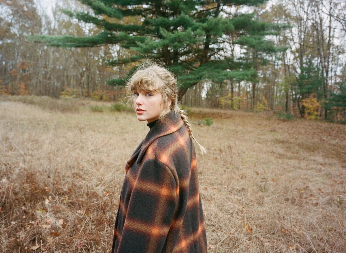Taylor Swift scrie istoria muzicii prin intermediul noului album, „evermore” Artista ocupa simultan primul loc in topurile Billboard 200 si Hot 100!