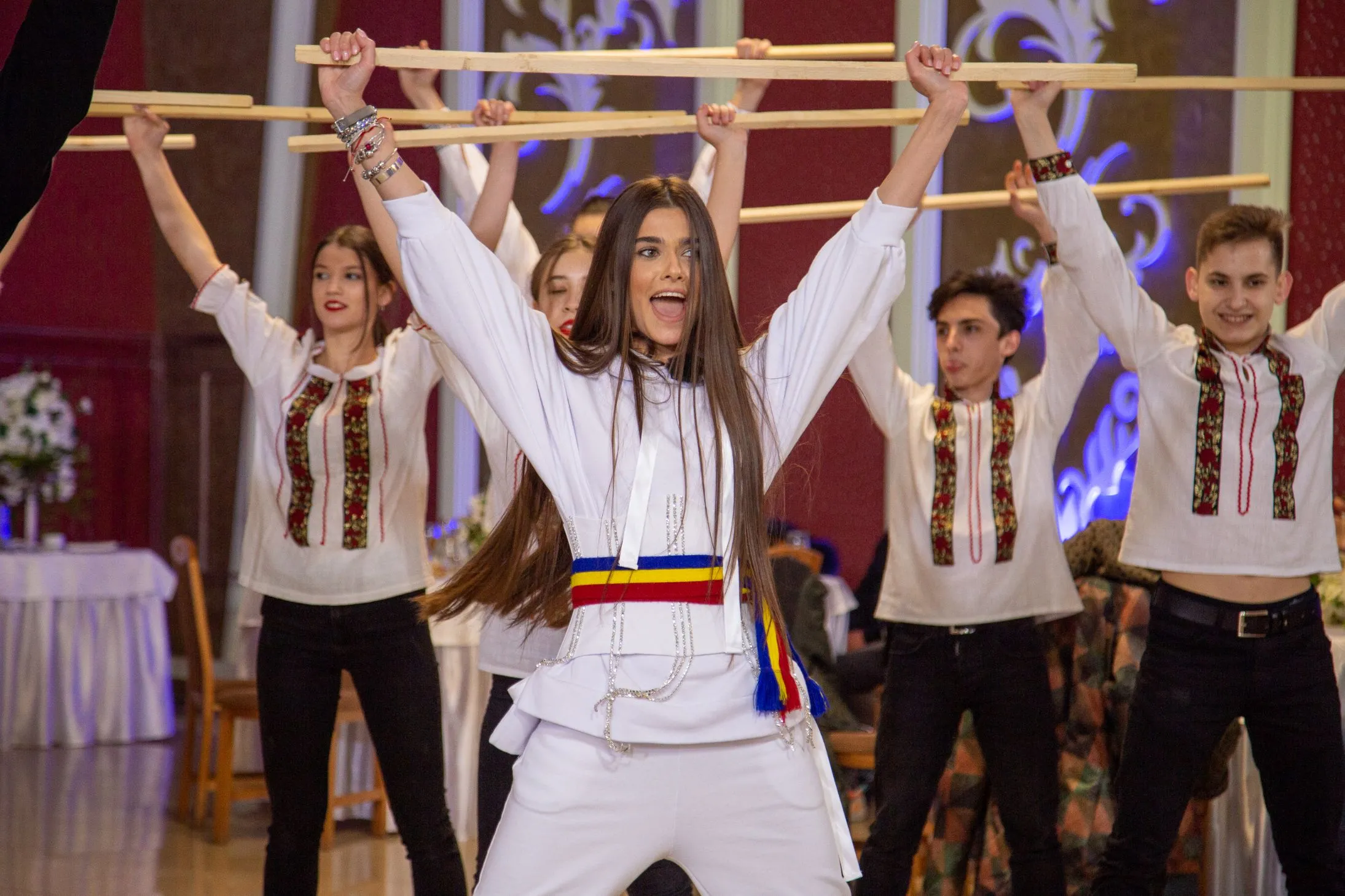 Theo Rose s-a distrat cu Liviu, Andrei și Tania Popa la Poftiţi pe la noi: Poftiţi prin ţară!