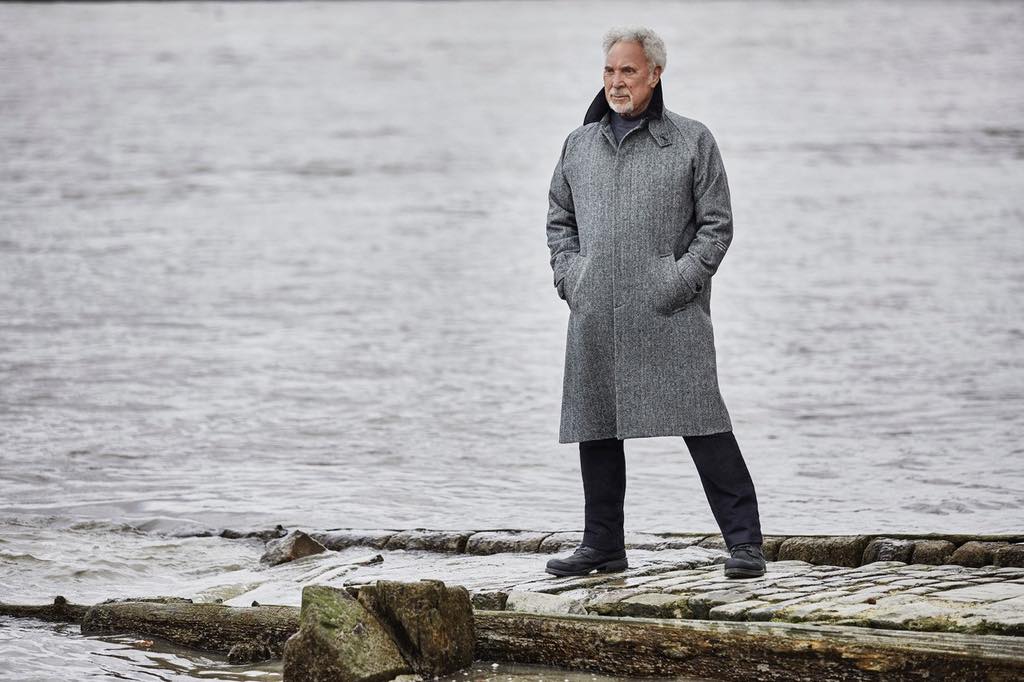 Tom Jones a lansat un nou album care se numeste „Surrounded by Time”