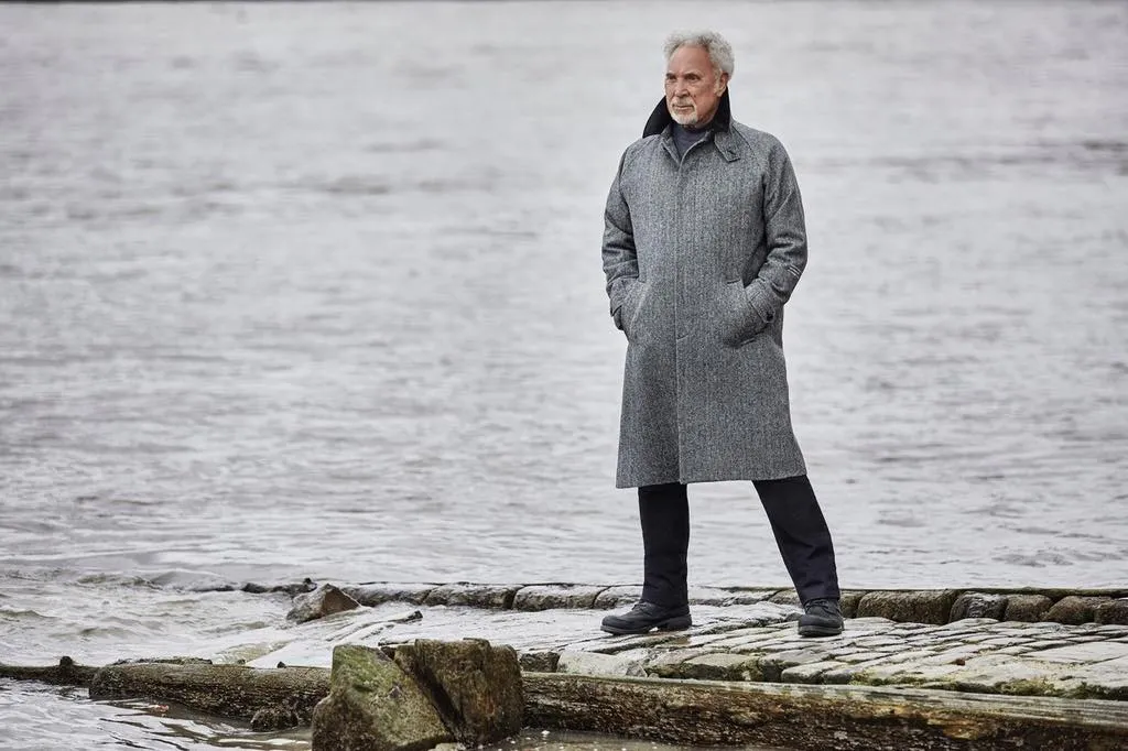 Tom Jones a lansat un nou album care se numeste „Surrounded by Time”
