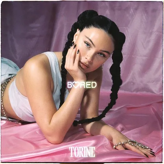 Interpreta Torine a lansat single-ul „Bored”