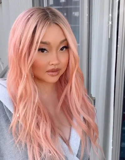 Lana Condor prezintă un nou aspect al coafurii sale, în culoarea roz pastel