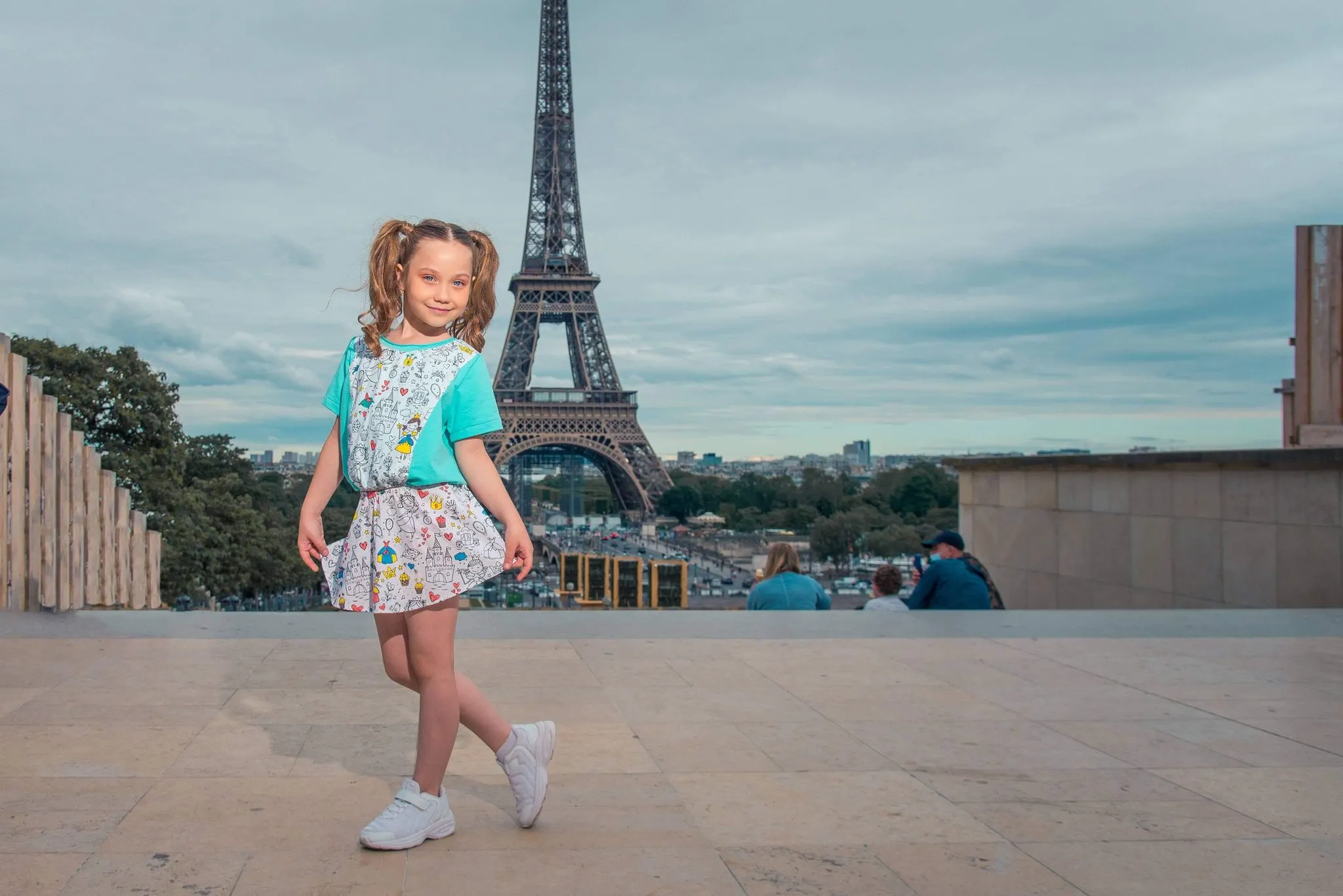 Lady V este peste tot: de la Tour Eiffel si Disneyland Paris la Litoralul Marii Negre si pe micile ecrane