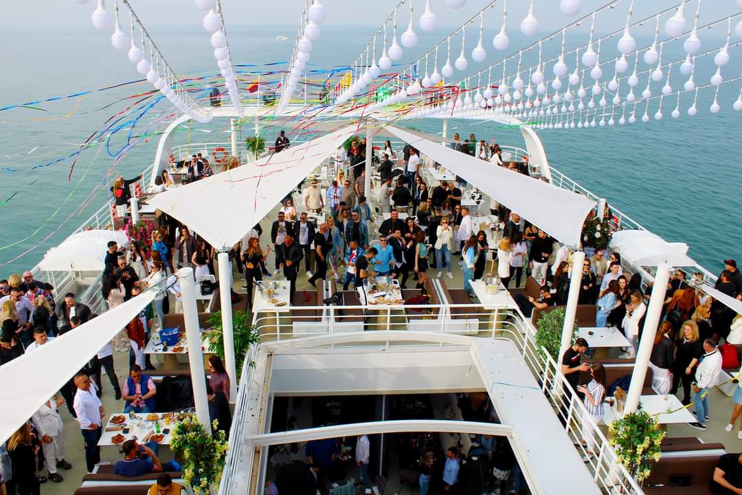 Noua fiță din Mamaia: distracție pe yacht în Mamaia, cu avionul din București