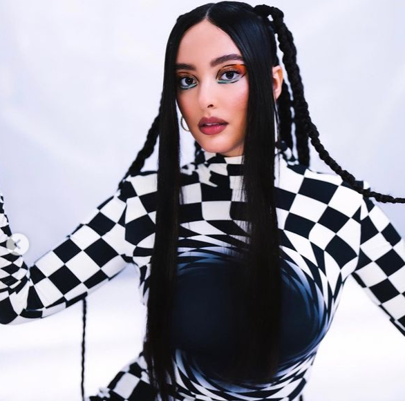 Faquzia se dezlănțuie în noul videoclip „Puppet”
