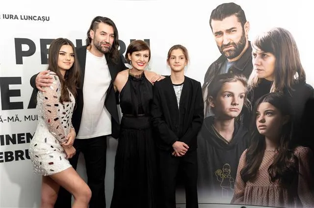 Avanpremieră de gală, cu două săli cu spectatori, pentru filmul „Odată pentru totdeauna”, în regia lui Iura Luncașu. Smiley: „A fost o provocare pe care am acceptat-o”