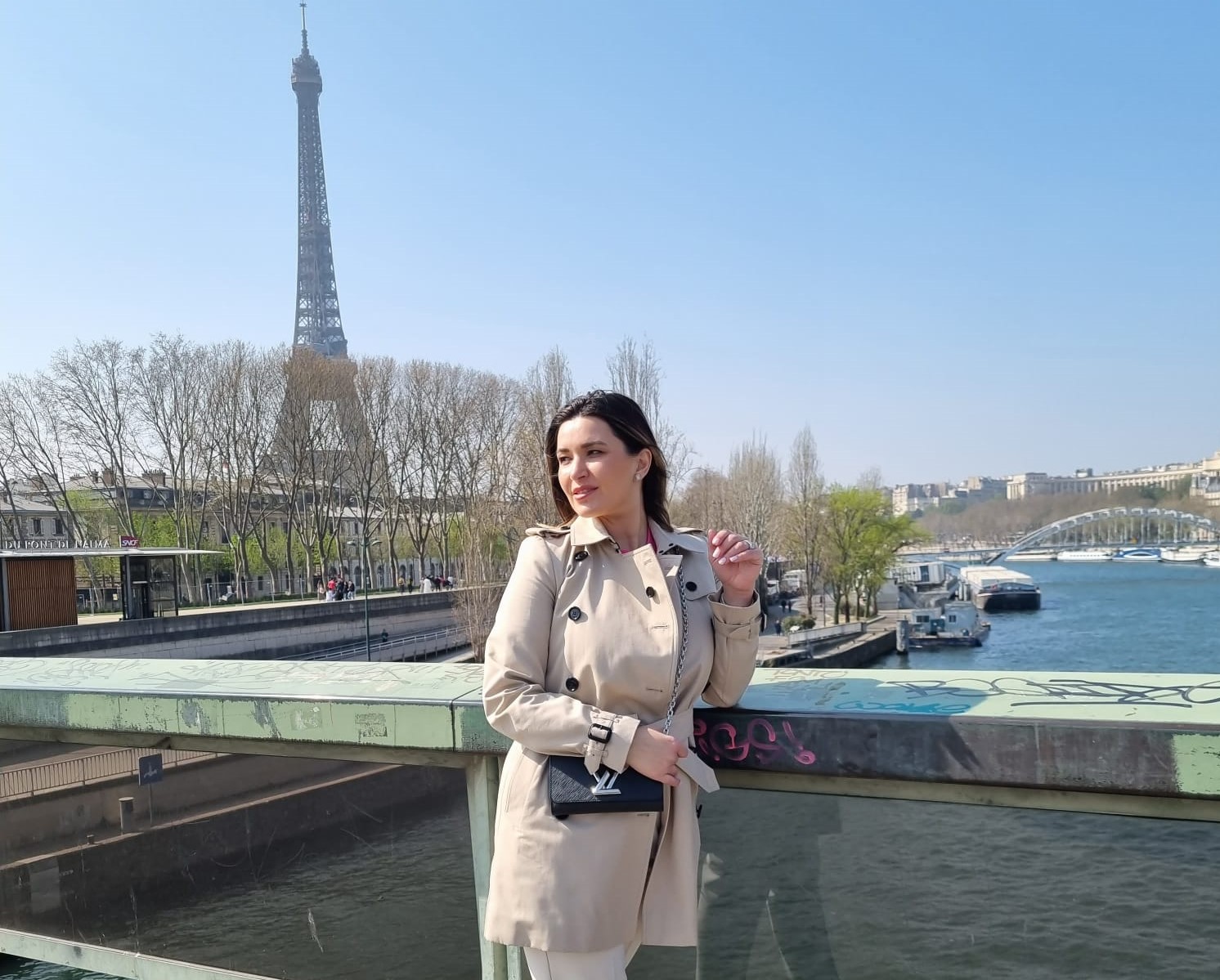 Ela Crăciun îşi cumpără mobilă pentru casa nouă, de la Paris