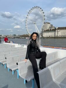 aura b a ajuns la londra