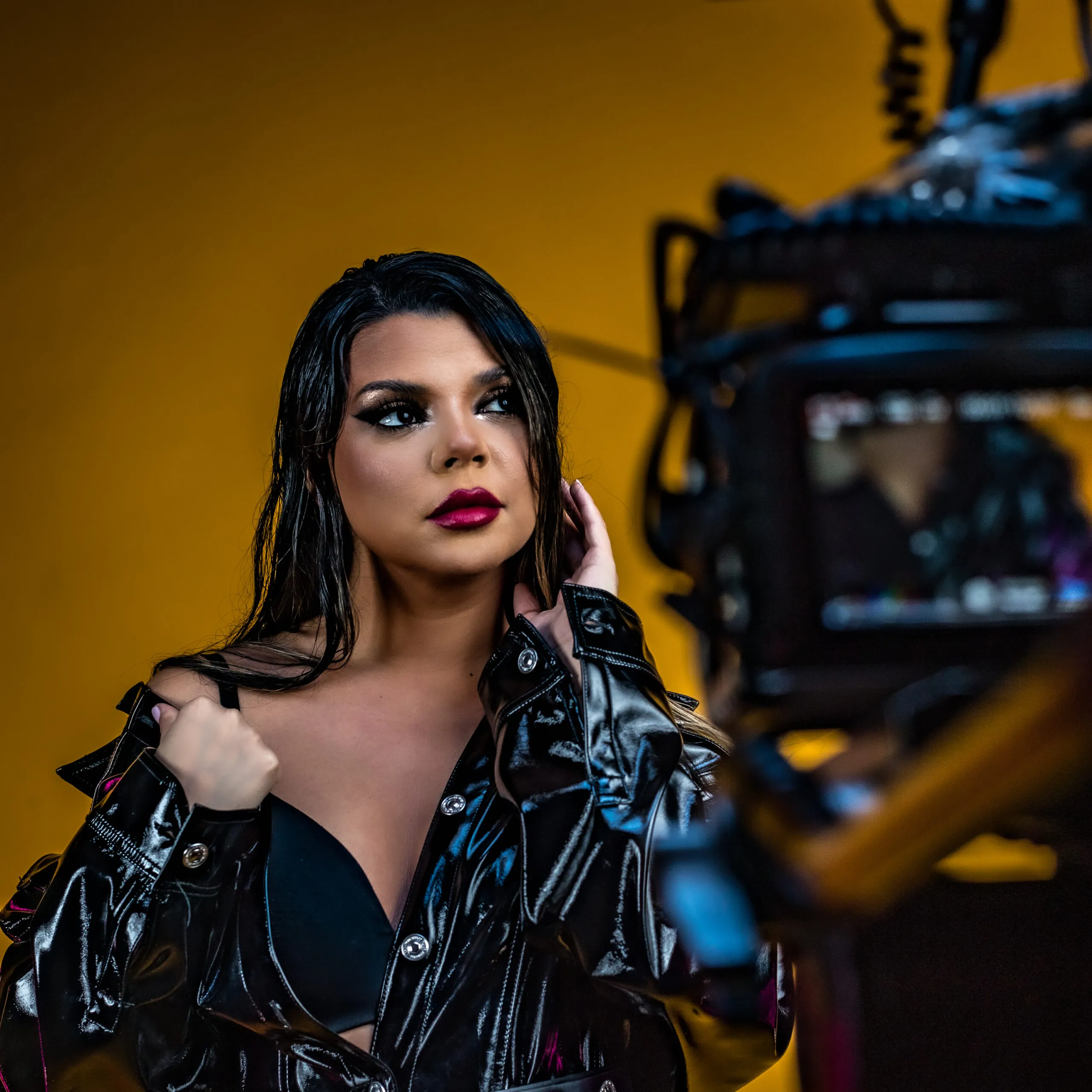 Laura Brumă revine cu o poveste de dragoste modernă pe note muzicale – „Offline”