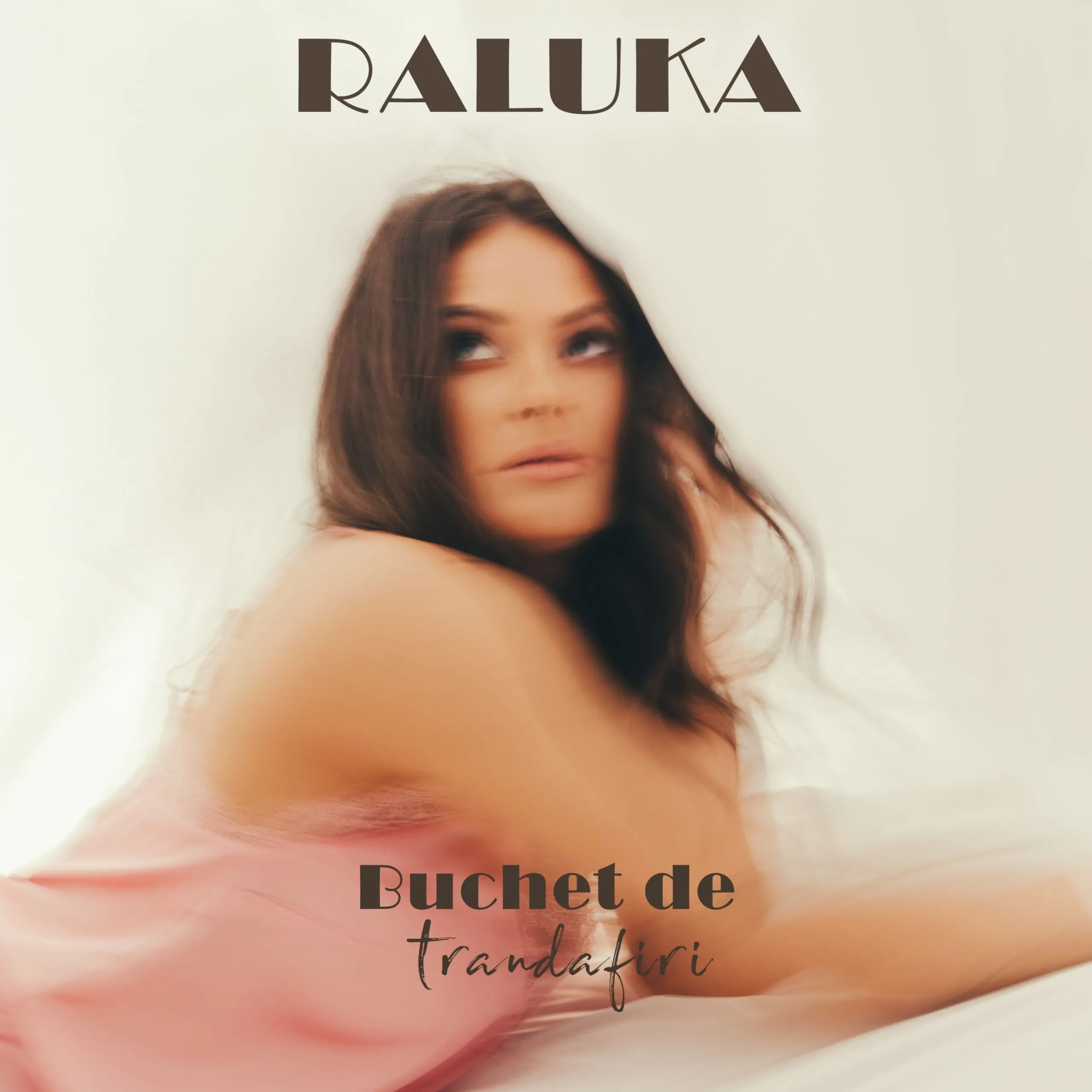 Raluka a lansat o nouă piesă, “Buchet de trandafiri”