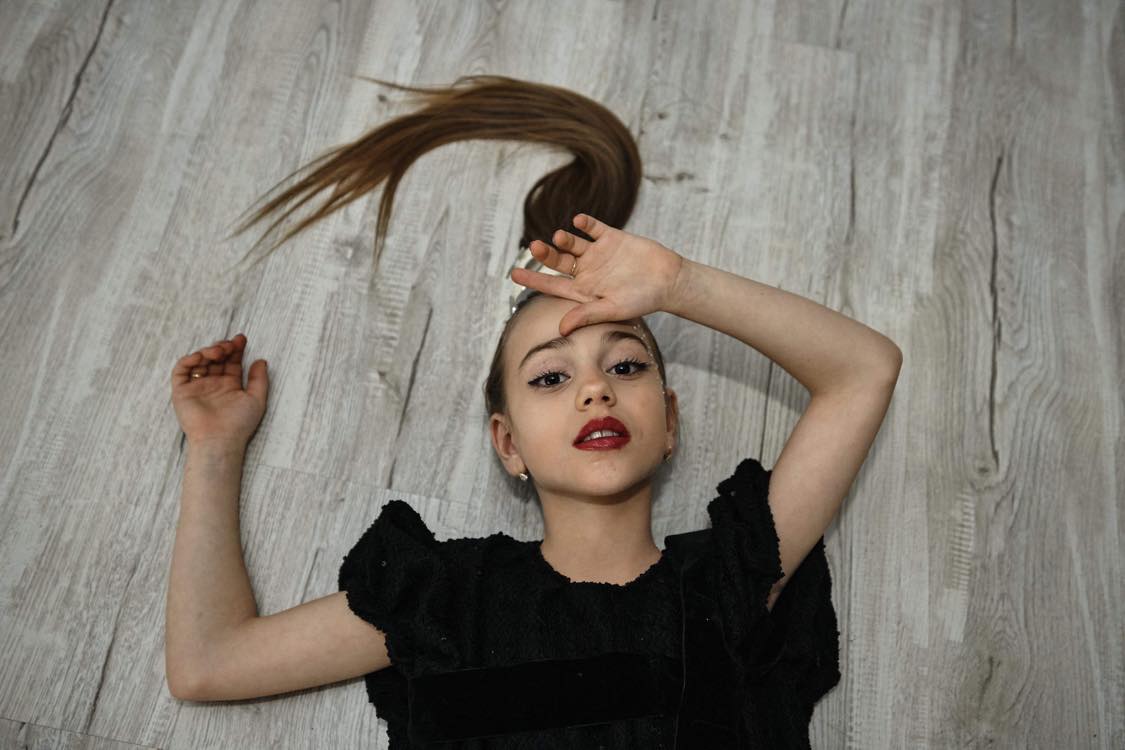 Solista si modelul Roberta Popescu ne-a făcut “K.O”