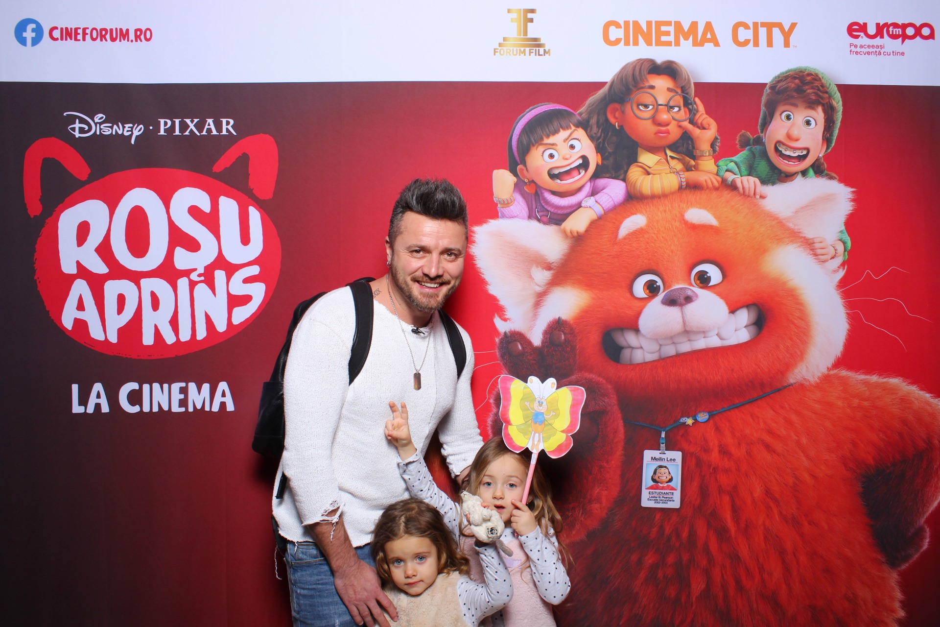 Amalia Enache si Tavi Clonda cu copii la avanpremiera filmului „Rosu aprins”