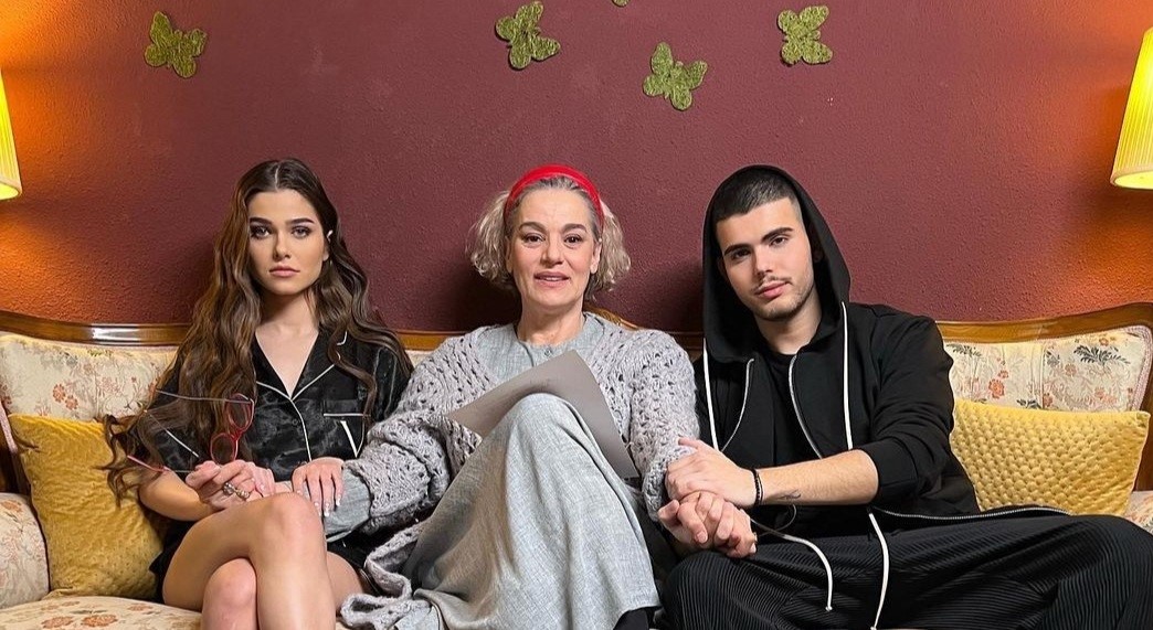 Theo Rose si Andrei Banuta au scos videoclipul piesei „Spune-i Mama”