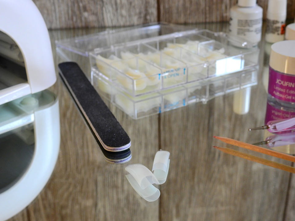 Ce Produse Sunt Indispensabile Pentru o Manichiură Impecabilă Realizată Acasă?