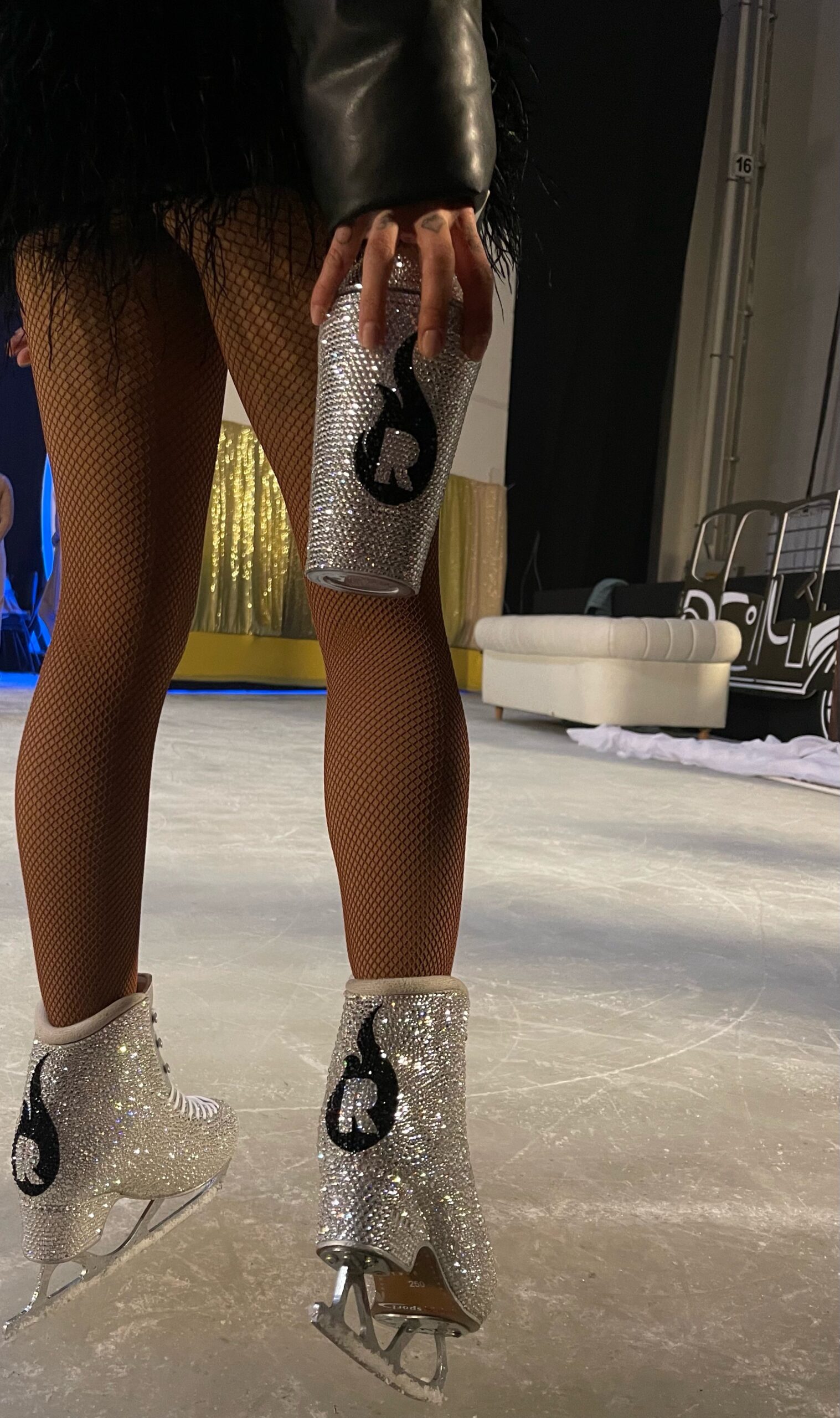 Ruby a făcut show pe gheață cu o pereche de patine unică în lume