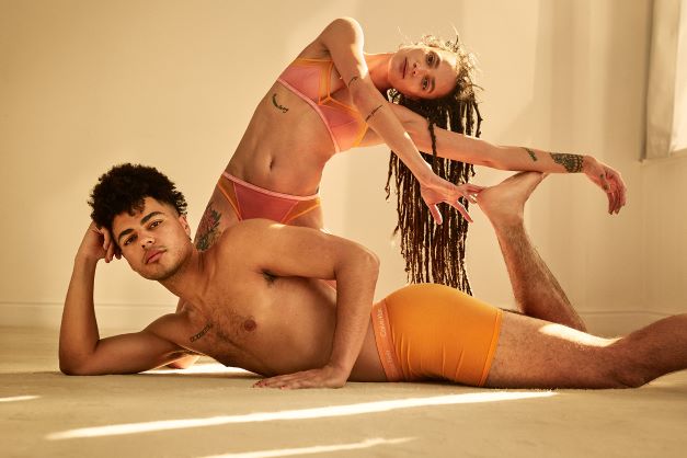 Calvin Klein celebrează familiile din comunitatea LGBTQIA+ în noua campanie „This is Love”