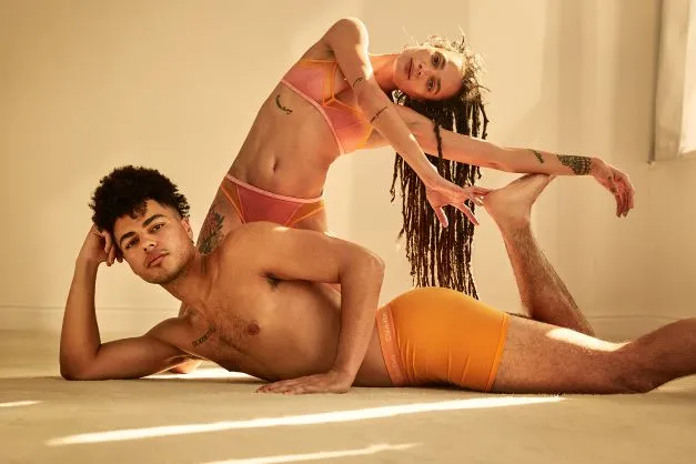 Calvin Klein celebrează familiile din comunitatea LGBTQIA+ în noua campanie „This is Love”
