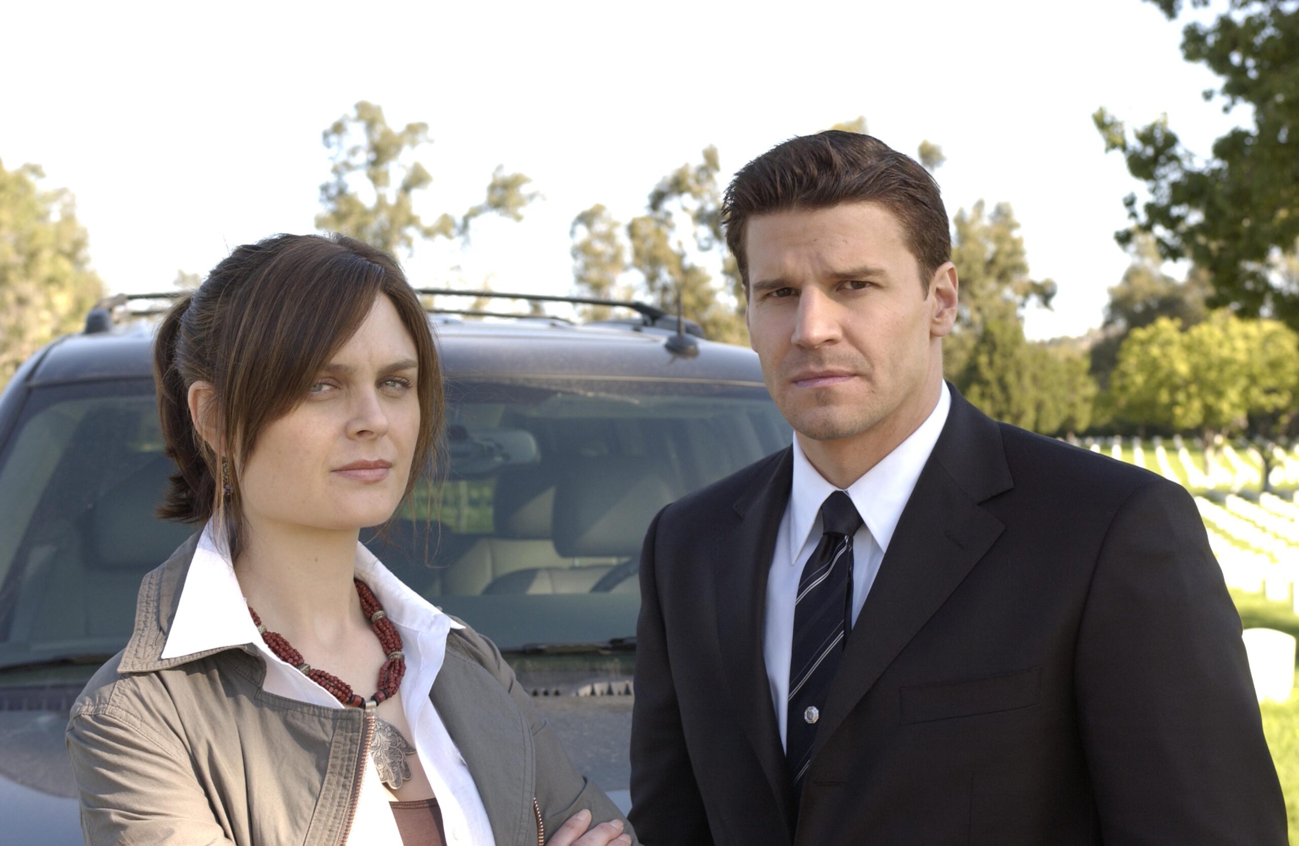 Serialul procedural „Cititorii de oase” (Bones), cu Emily Deschanel și David Boreanaz în rolurile principale, revine la AXN