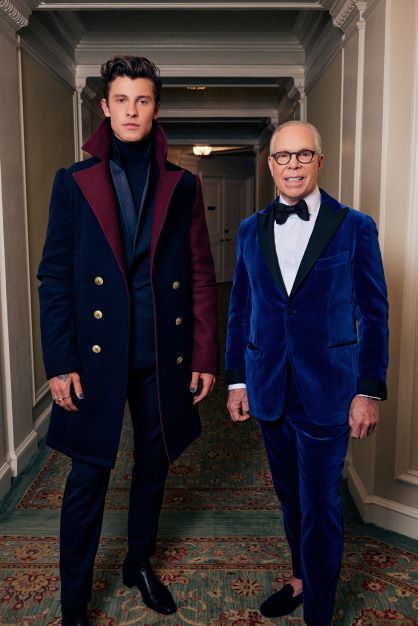 Tommy si Dee Hilfiger au participat la Gala Met 2022!Printre oaspeți au fost Shawn Mendes și Anthony Ramos în costume T. H. personalizate!