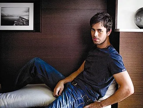 Va vine sa credeti ca Enrique Iglesias implineste 47 de ani?
