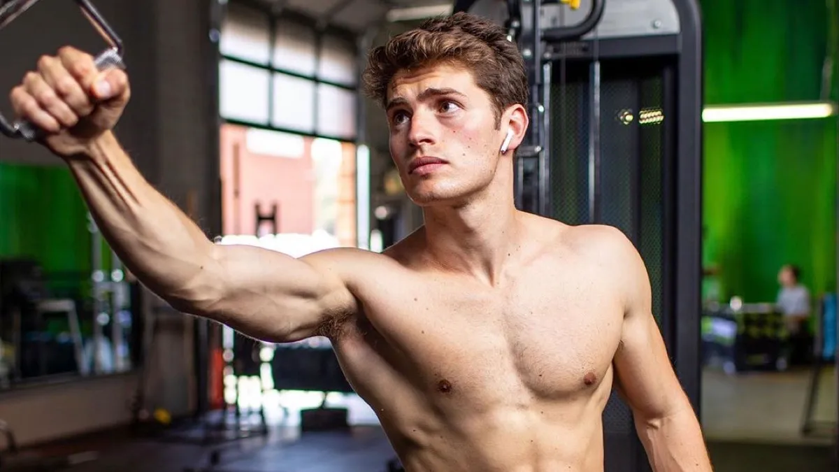 Ce sexy e Greg Sulkin din „Magicienii din Waverly place” care face 30 de ani