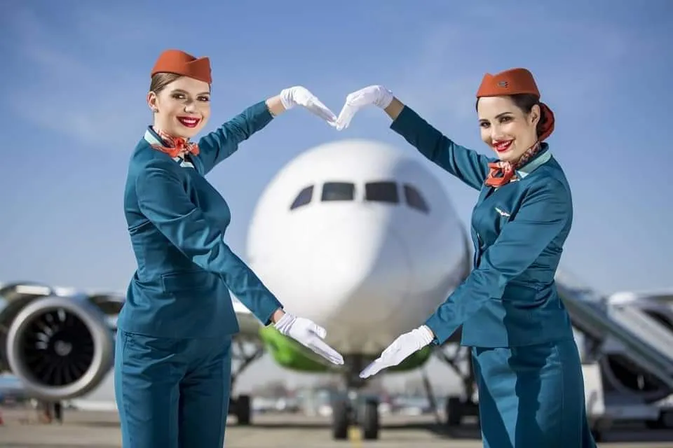 Vrei să devii însoțitor de zbor? Nimic mai simplu! Urmezi cursurile și ajungi să ai licență cabin crew pe viață