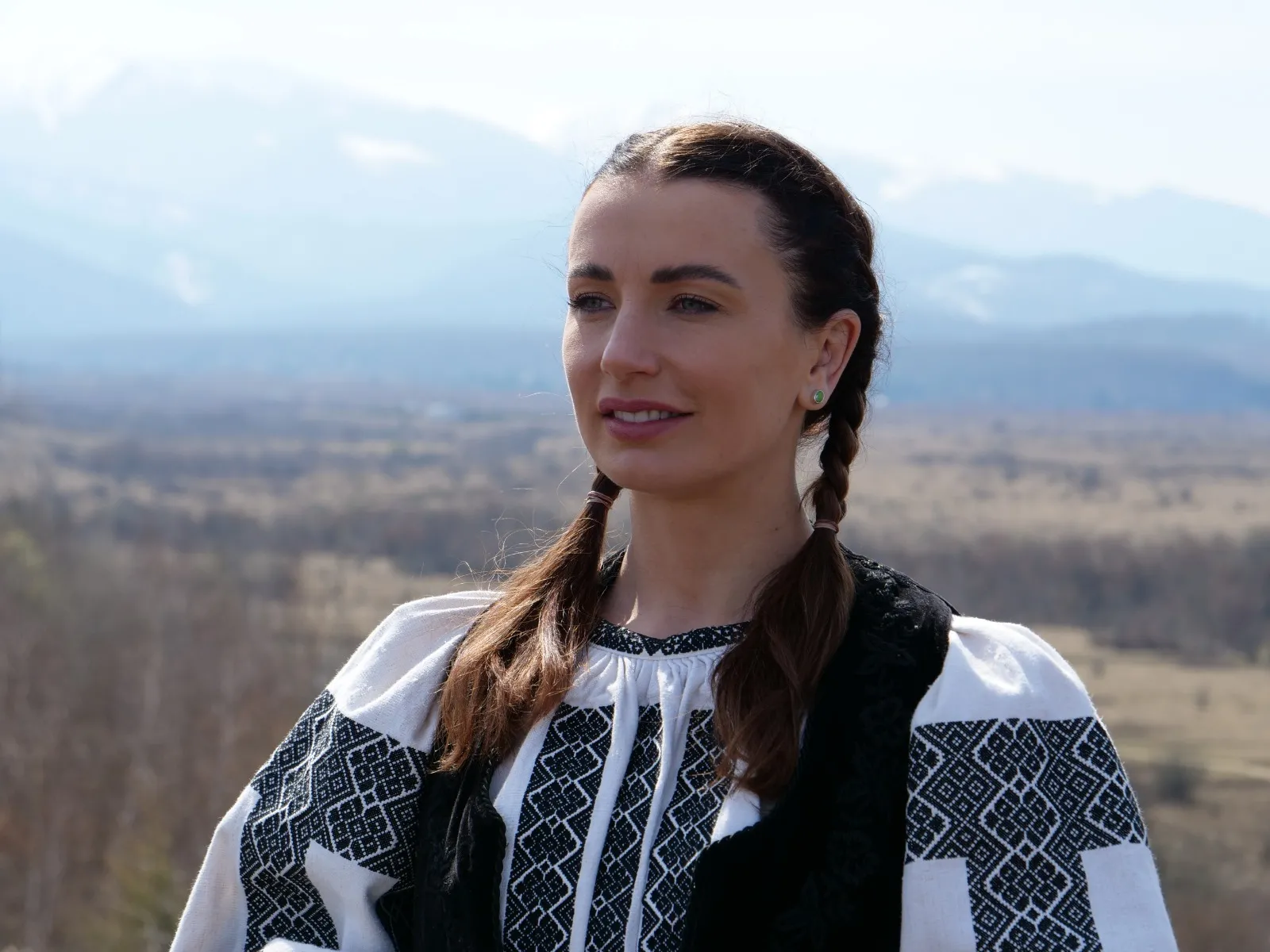 Paula Hriscu a filmat videoclip la piesa „Fir de vânt” – „Mi-ar plăcea să fiu un fir de vânt, să colind toată lumea”