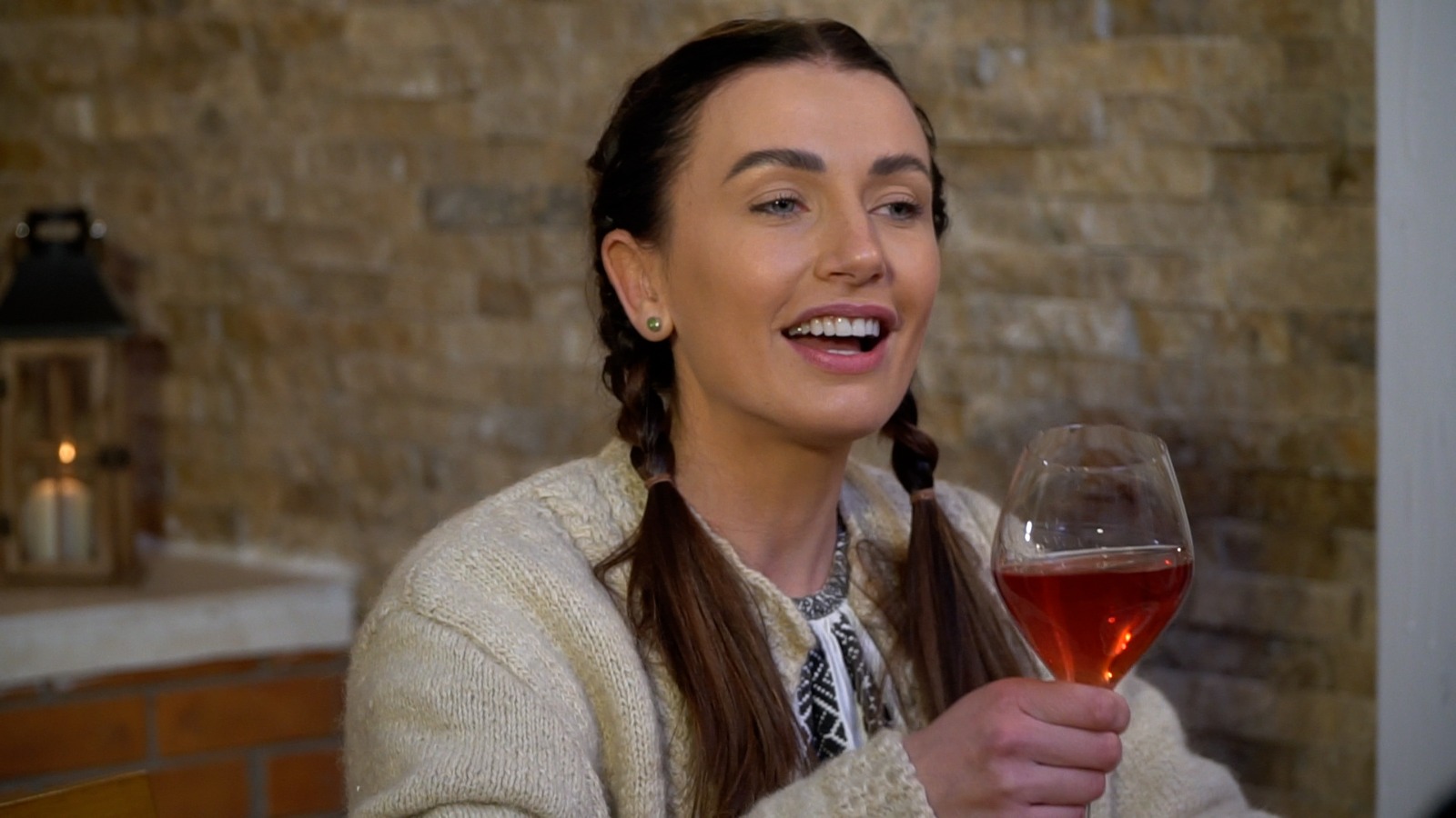 Paula Hriscu revine cu o poveste noua de viata in videoclipul piesei „Sărăcuța”