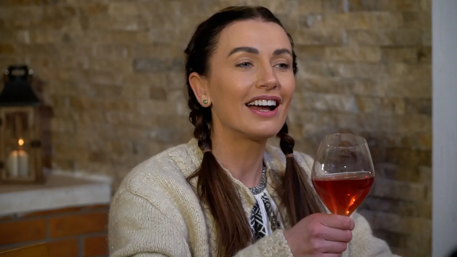 Paula Hriscu revine cu o poveste noua de viata in videoclipul piesei „Sărăcuța”