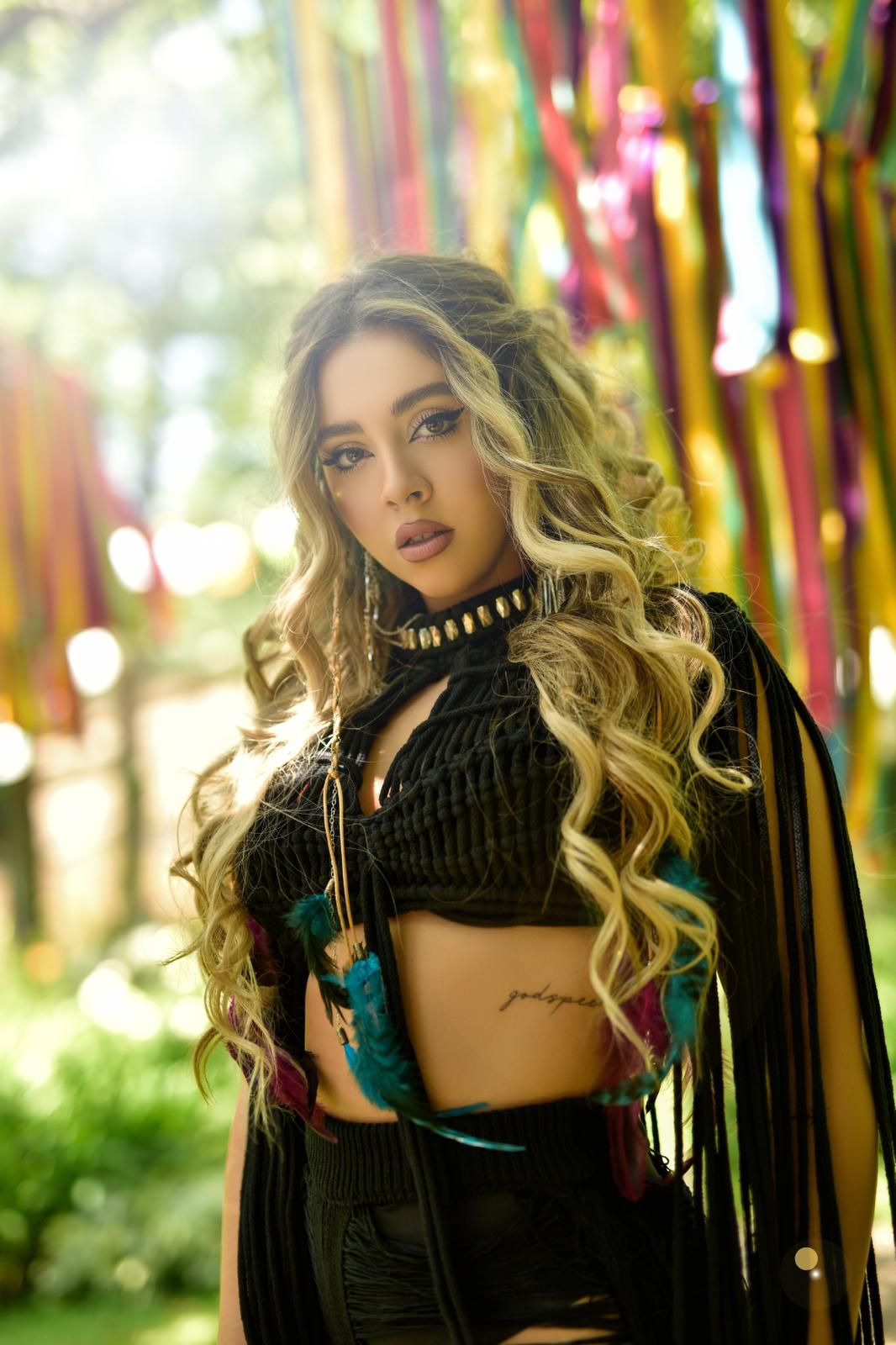Bibi, look trendy de festival, creat de Adrian Perjovschi