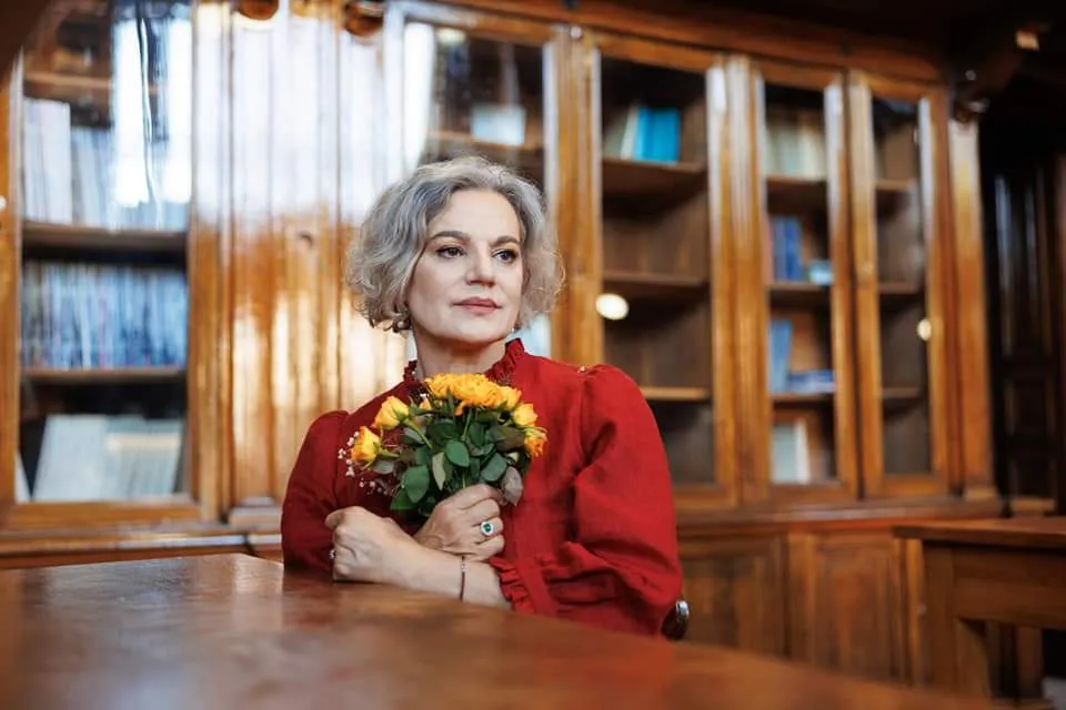 Paula Seling prezintă piesa și videoclipul „Neuitare”, dedicată victimelor Pogromului de la Iași. În distribuție se află și actriță Maia Morgenstern