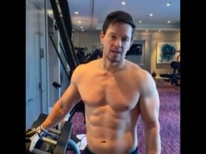 Mark Wahlberg din Anturaj 51 de ani