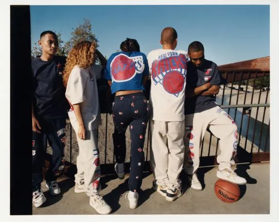 Tommy Jeans si NBA lanseaza o noua colectie impreuna