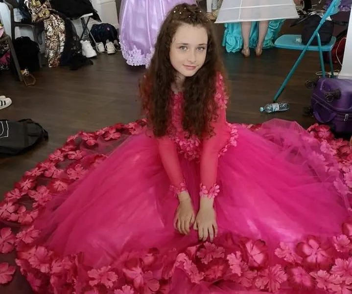 Dubla ipostaza pentru Jolie de 1 Iunie – pe aceeasi scena solista si model