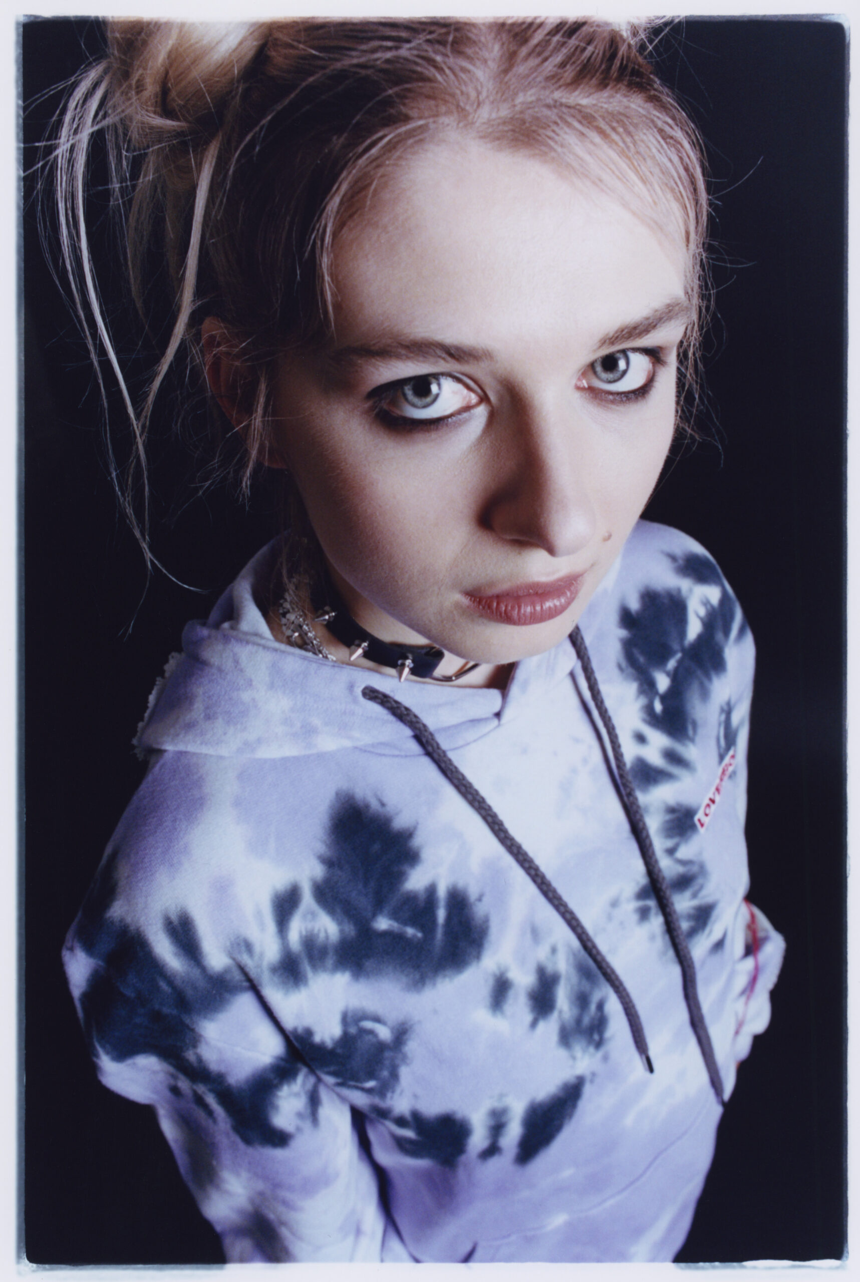 Baby Queen a lansat piesa “Nobody Really Cares”