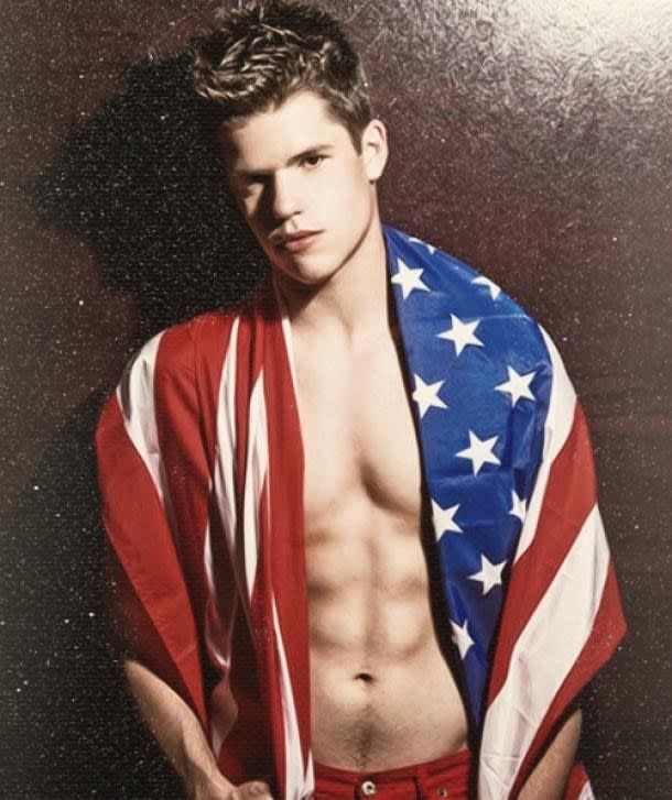  Charlie Carver din „Teen Wolf” si „Neveste disperate” face 34 de ani