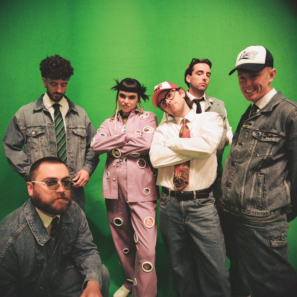 Easy Life face echipă cu BENEE pentru single-ul “OTT”