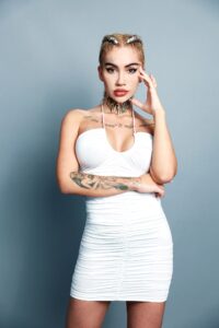 Bia Khalifa - Sunt celebru, scoate-ma de aici