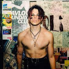 YUNGBLUD lansează un nou single feroce THE EMPEROR