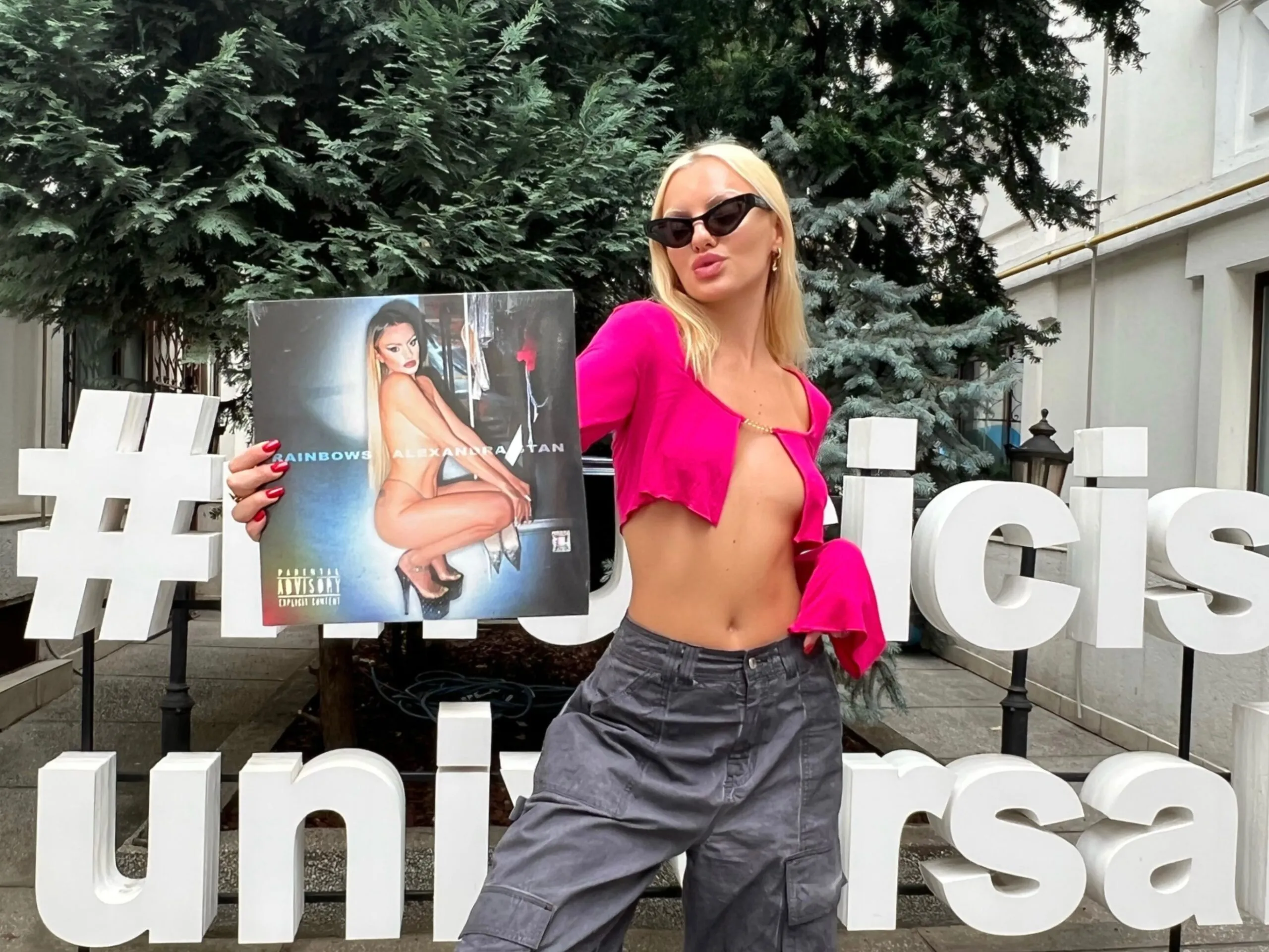 Alexandra Stan a lansat vinyl-ul „Rainbows”, alături de Universal Music România
