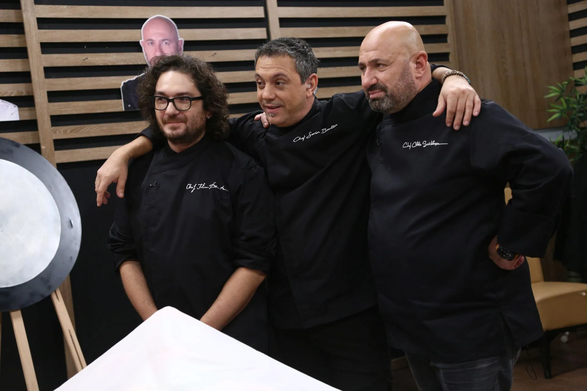 Sezonul 10 Chefi la cuțite începe în forță, în această seară, la Antena 1! Lupta pentru prima amuletă încinge spiritele – Cătălin Scărlătescu: ”Deja m-au luat nervii și supărarea!”