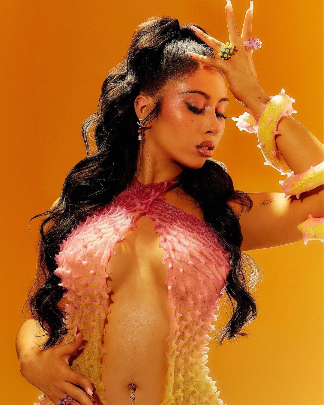 KALI UCHIS lanseaza single-ul NO HAY LEY