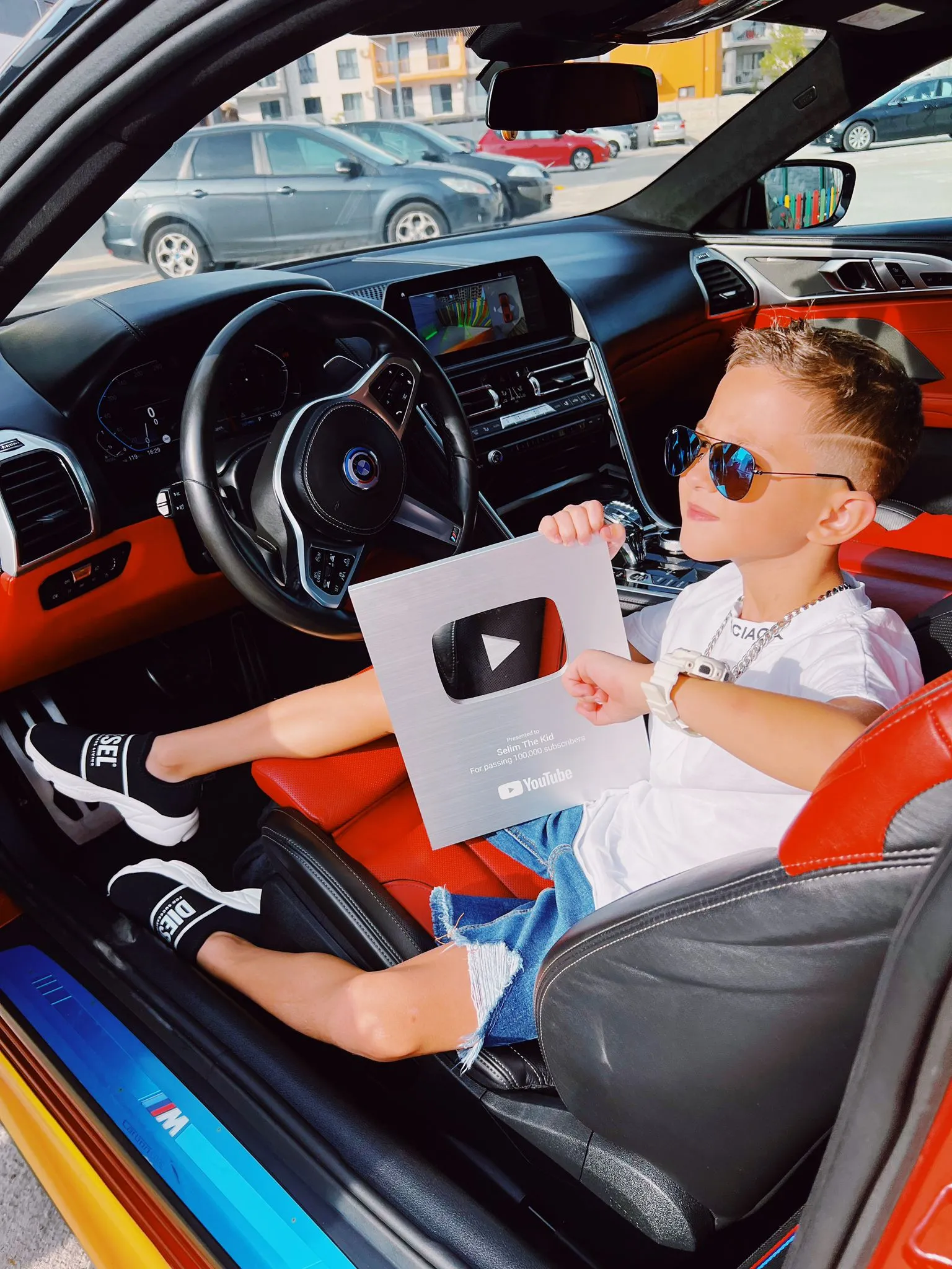 Selim The Kid a primit placa pentru 100 de mii de subscriberi pe Youtube