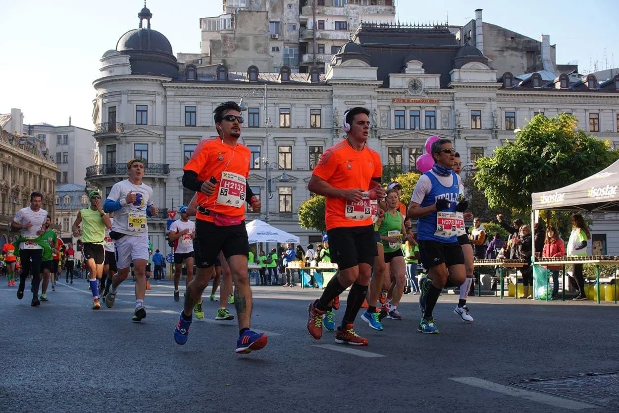 Vedetele se aliniază la start pentru Bucharest Marathon