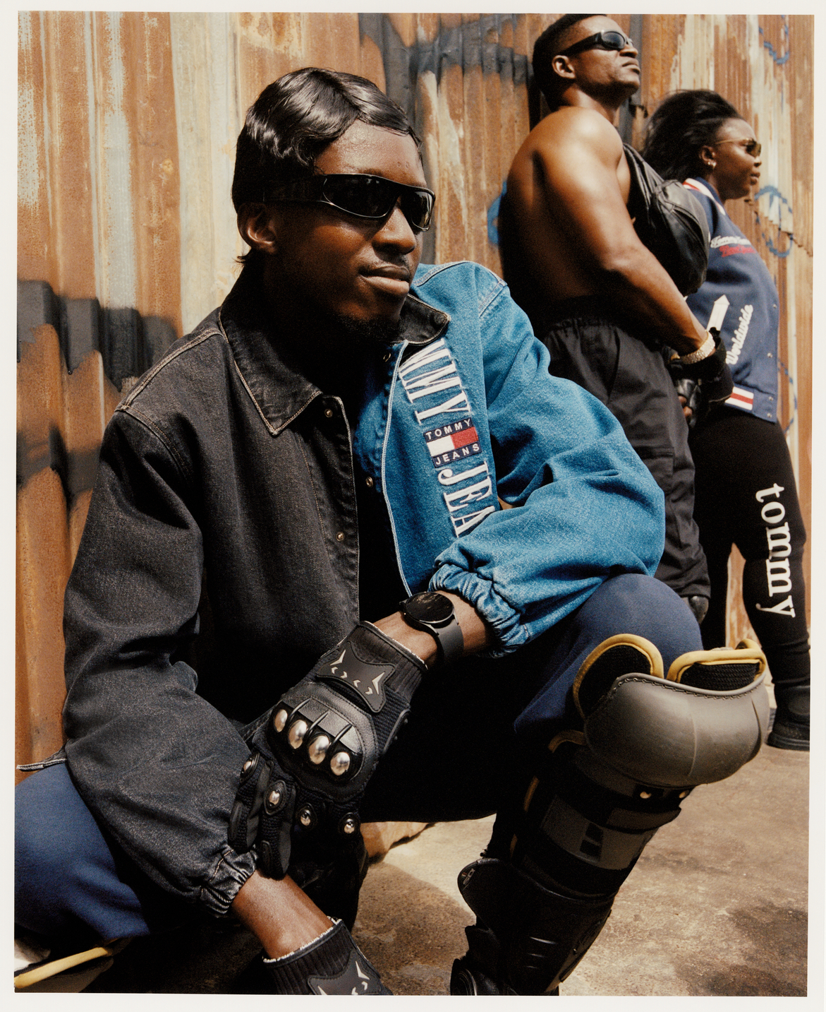 Tommy Jeans lanseaza campania de brand toamna 2022 cu Tems, artista nominalizata la Grammy