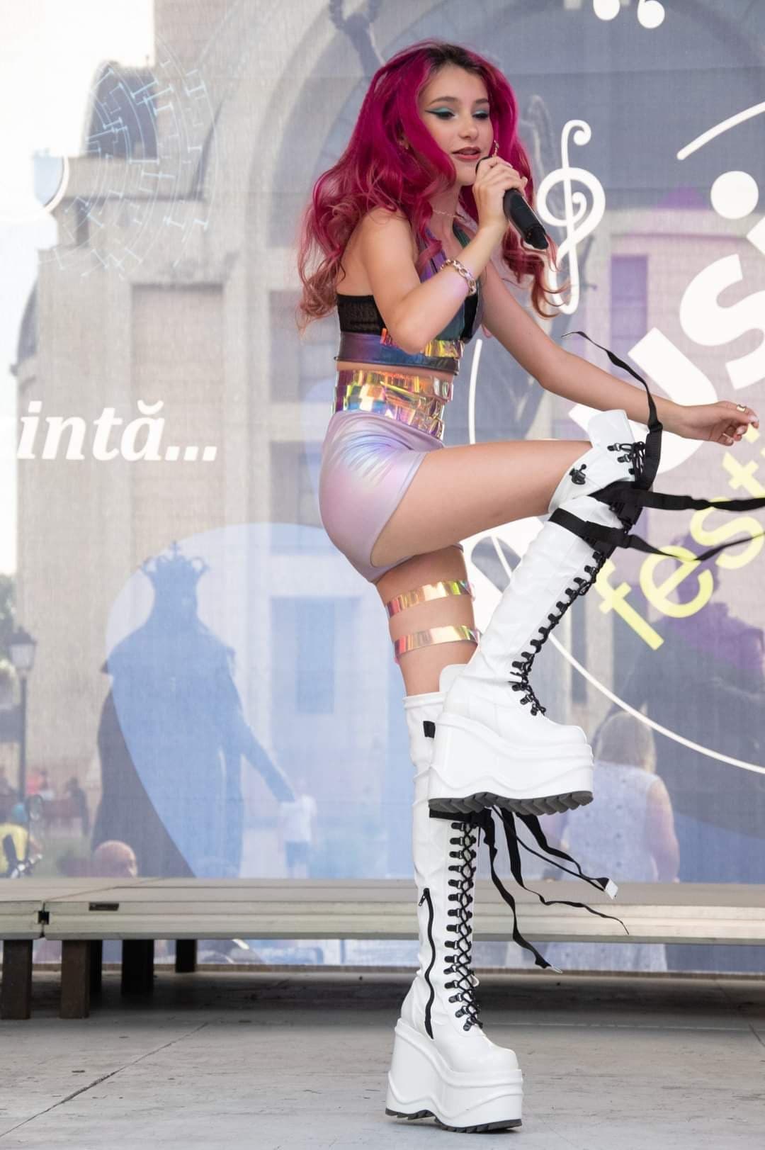Larisa Ioana Anton (LARY) implineste 14 ani si lanseanza solo „NA-NA-NA”