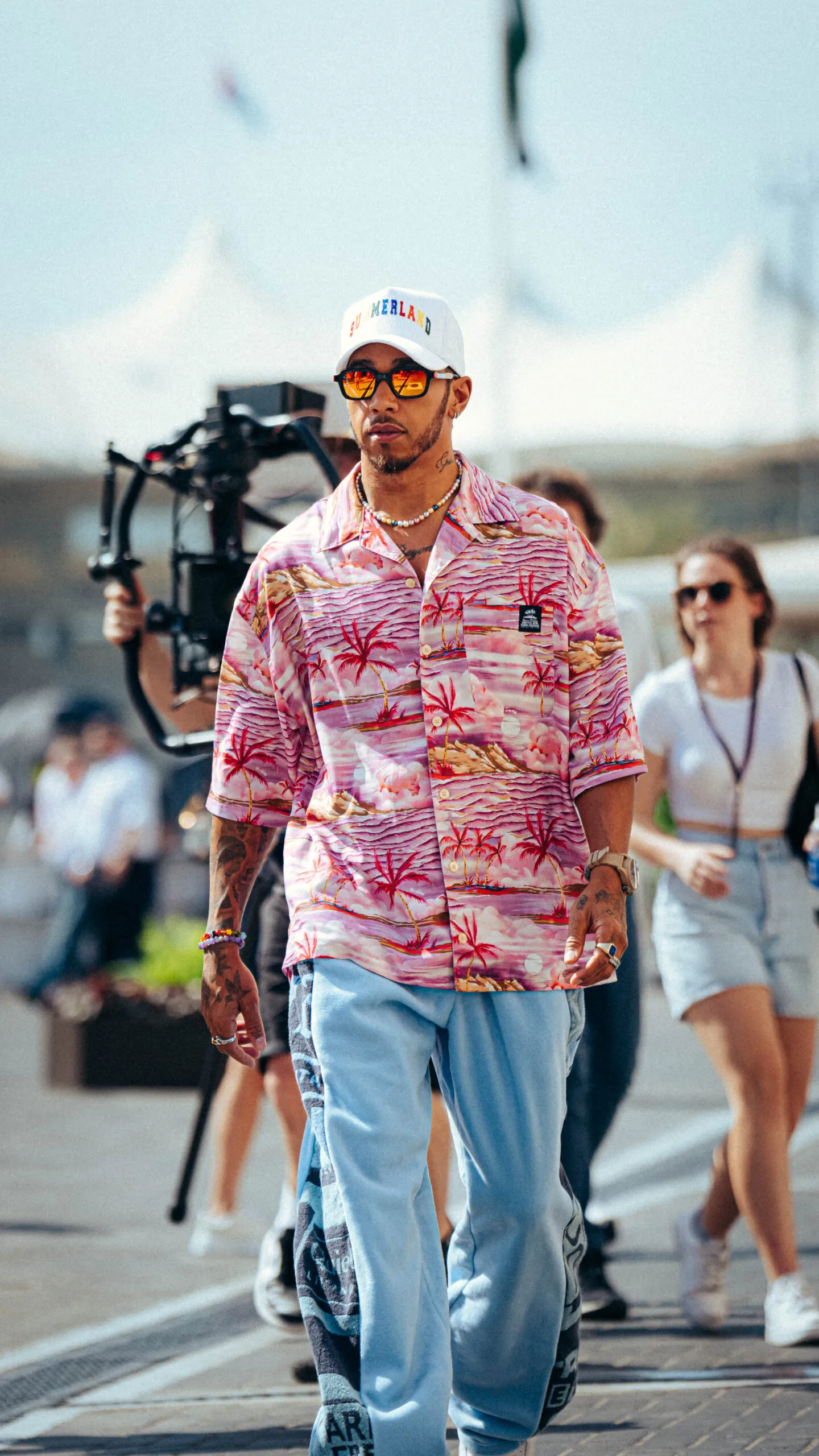 Lewis Hamilton și George Russell au purtat Tommy Hilfiger la circuitul Yas Marina din Abu Dhabi