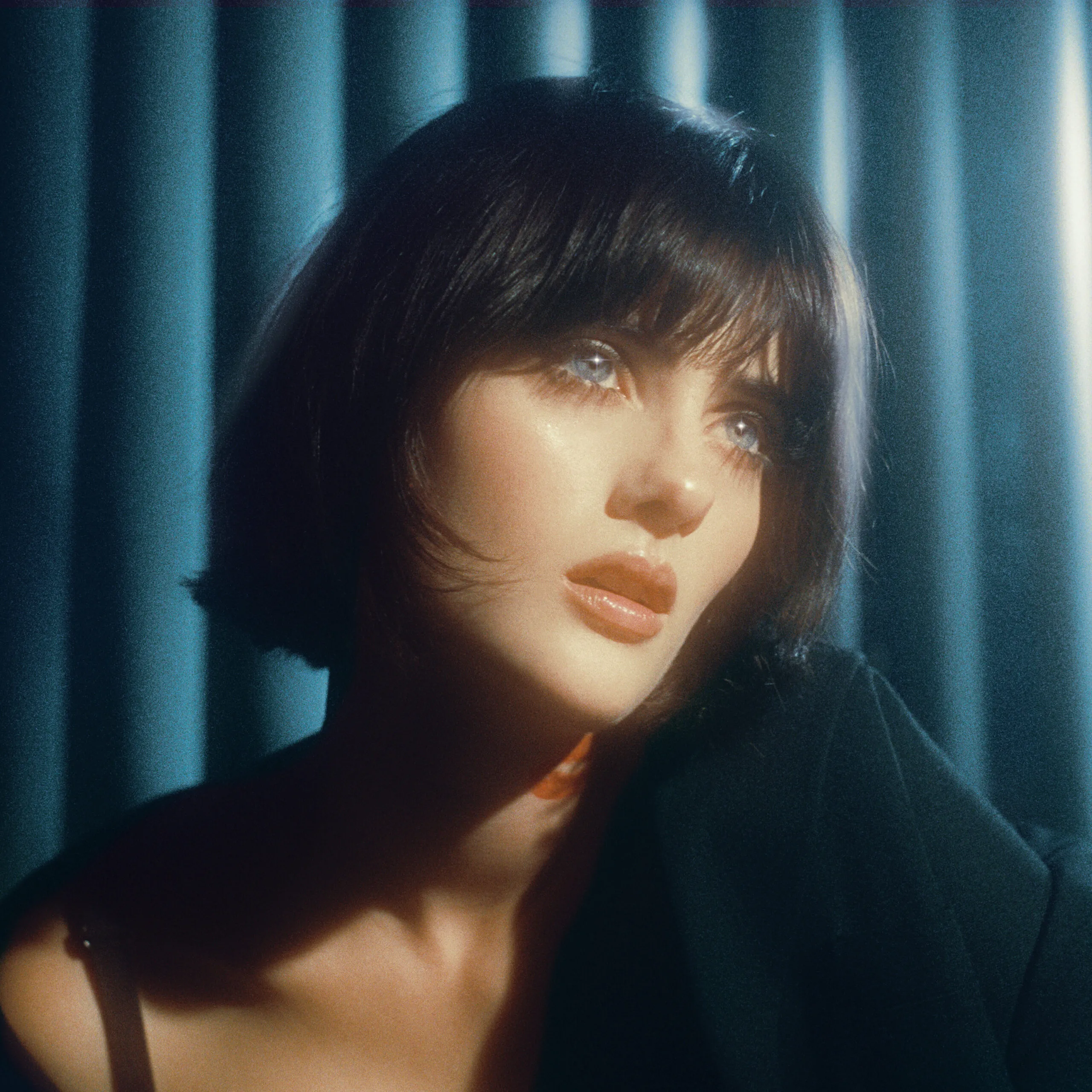 EMELINE a lansat single-ul „Venting To Strangers”