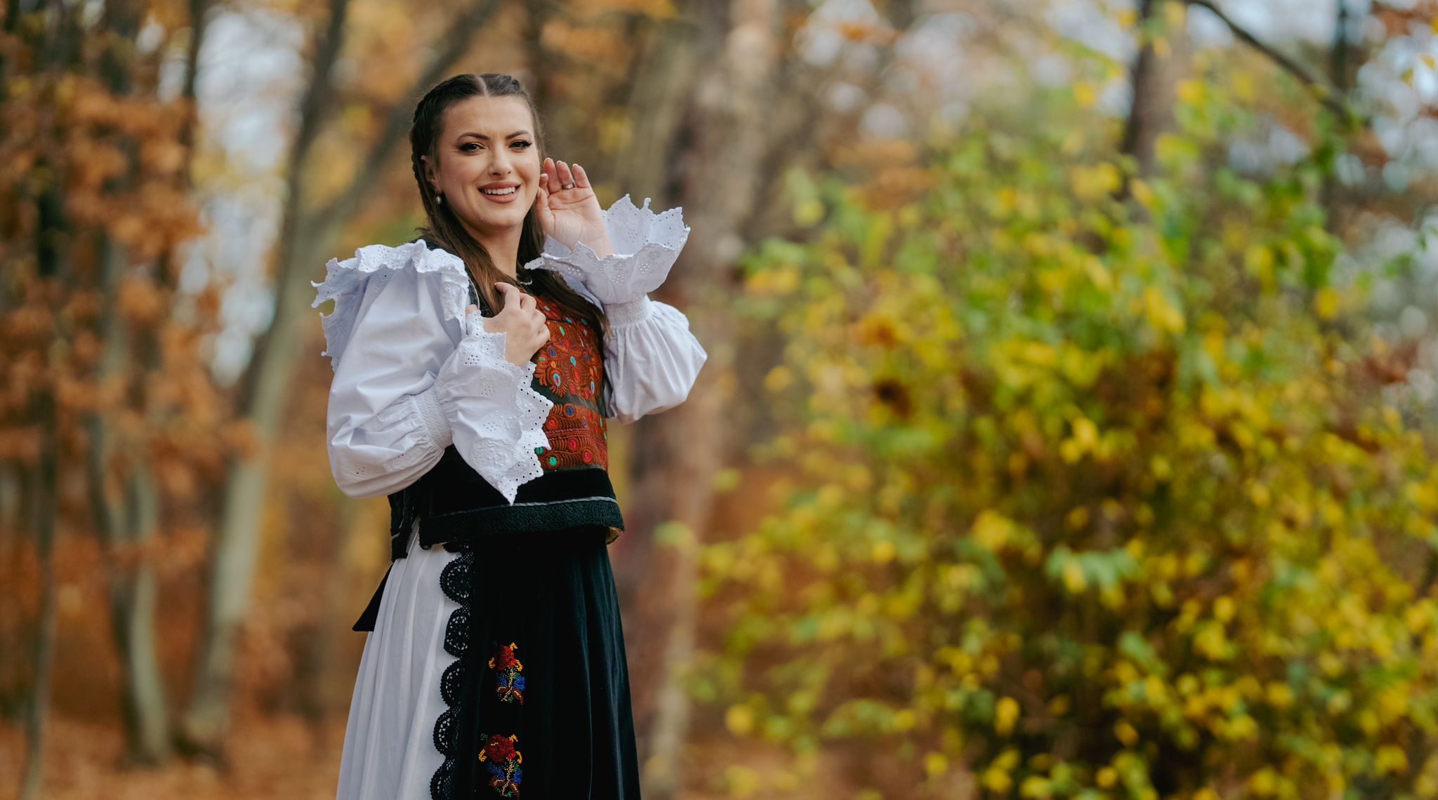 Lavinia Goste lansează piesa „România”, o compoziție aparte care îmbină armonios folclorul cu pop-rock-ul